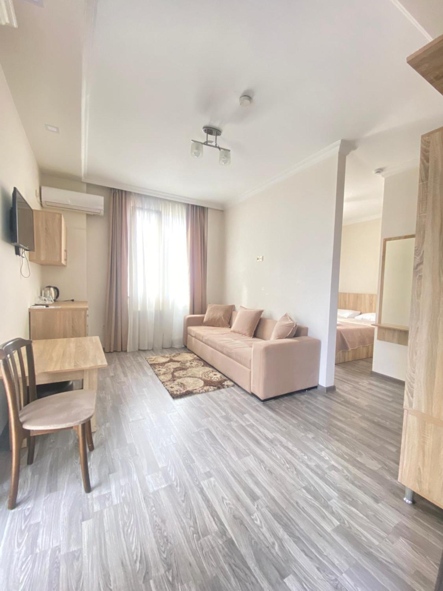 Hotel Garanti Batumi Esterno foto