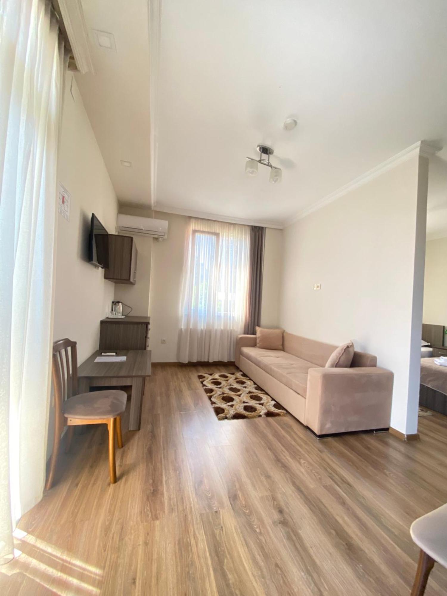 Hotel Garanti Batumi Esterno foto