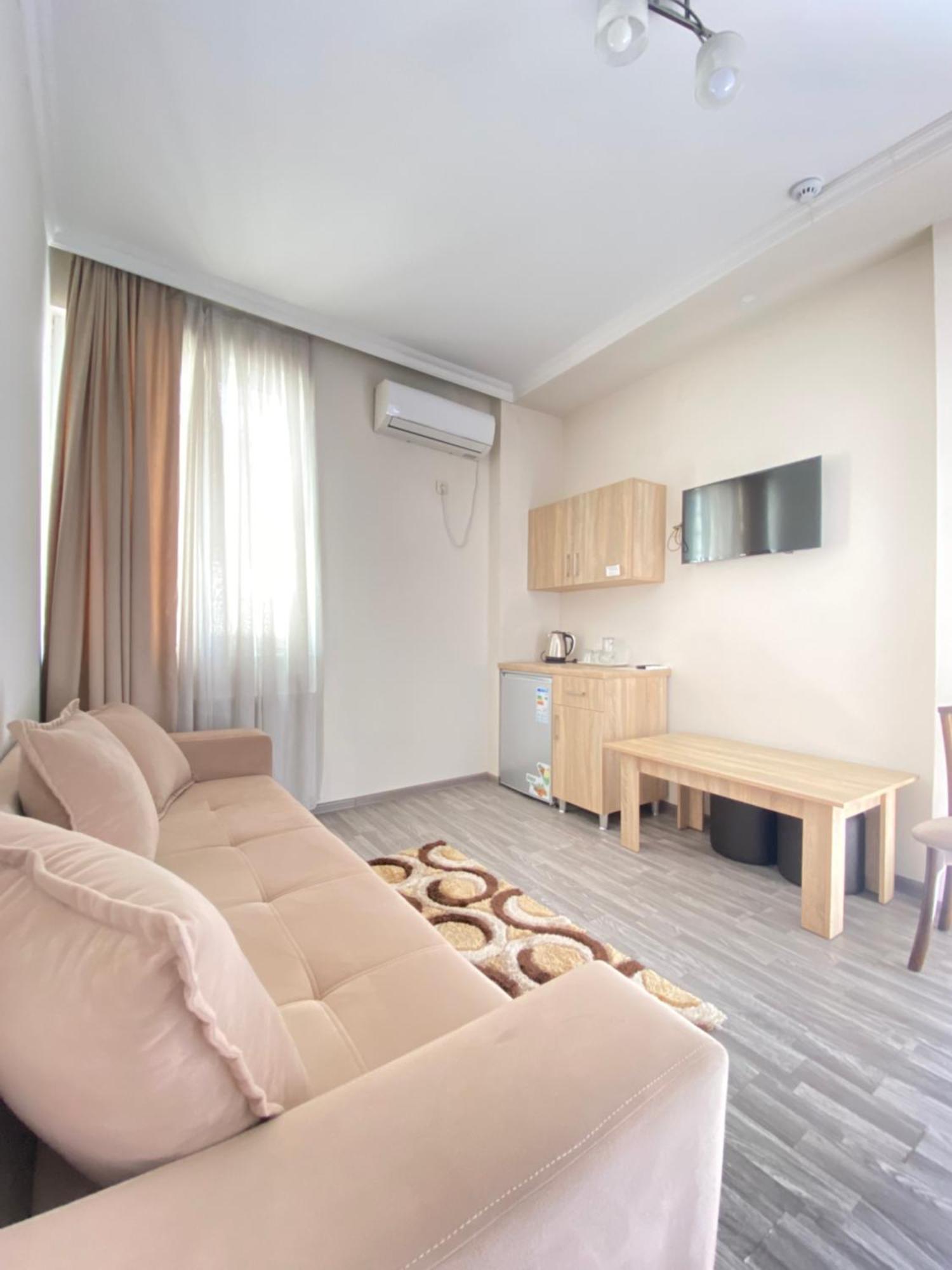 Hotel Garanti Batumi Esterno foto