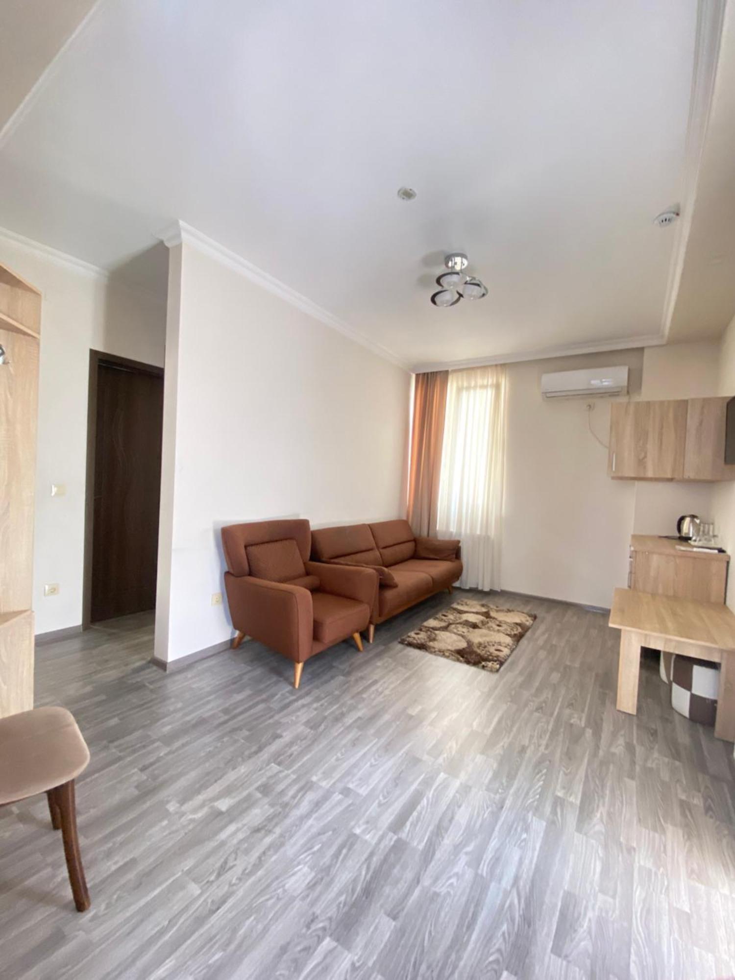 Hotel Garanti Batumi Esterno foto