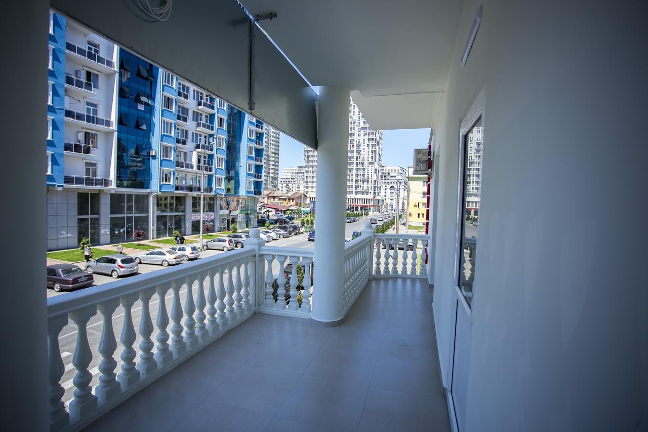 Hotel Garanti Batumi Esterno foto