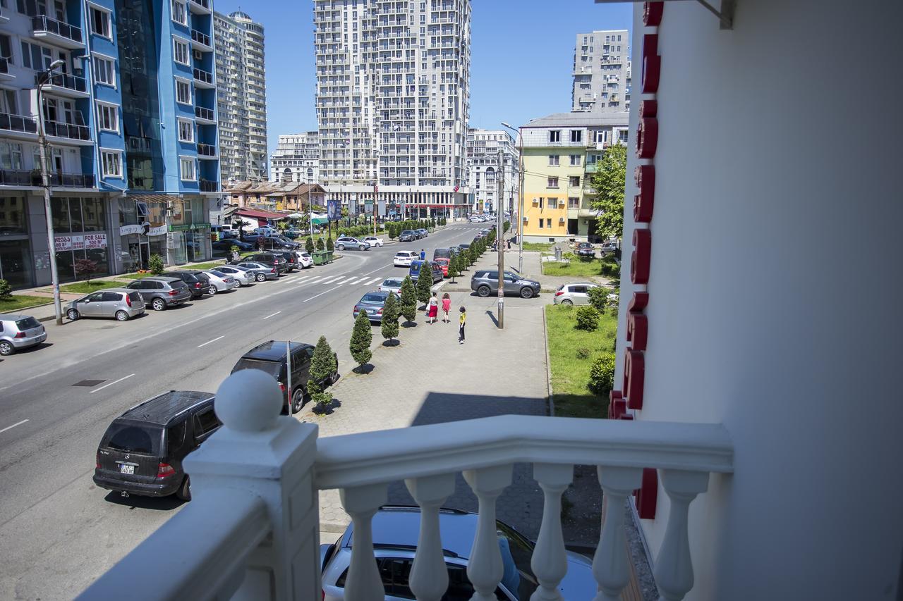 Hotel Garanti Batumi Esterno foto