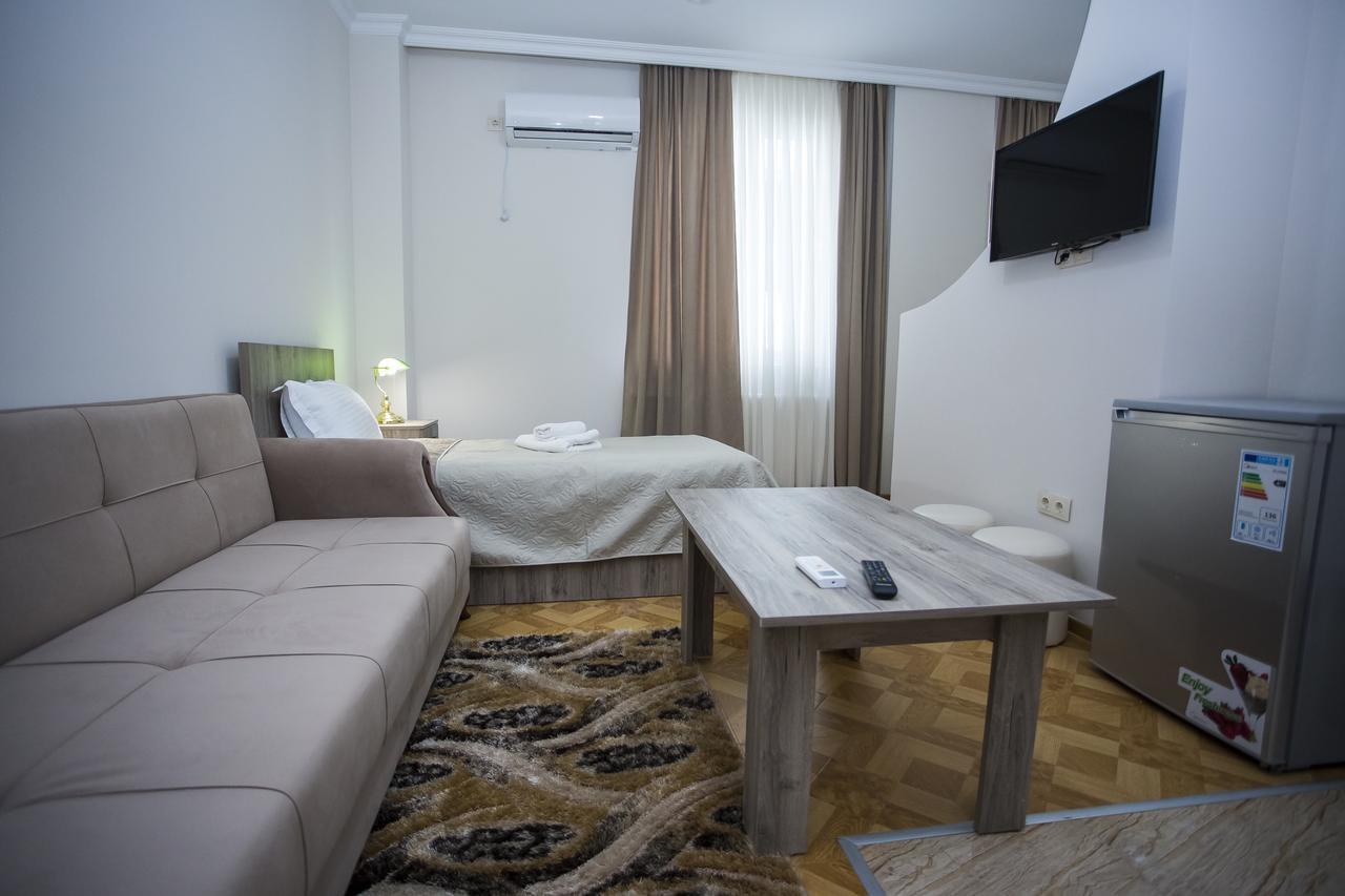Hotel Garanti Batumi Esterno foto